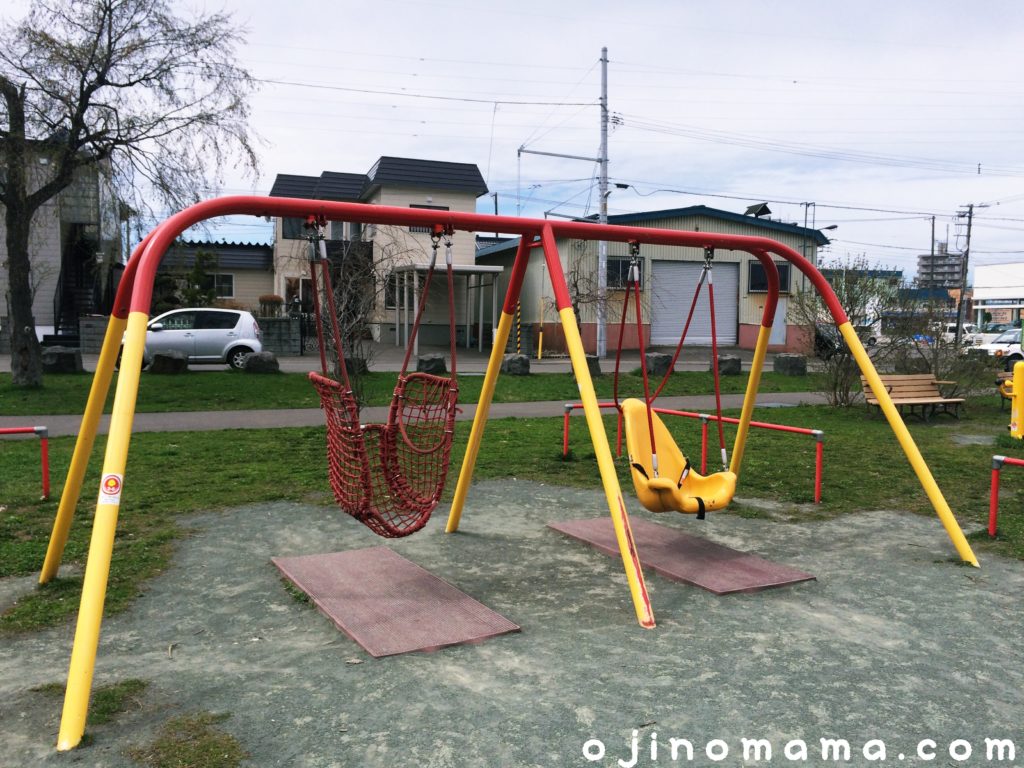 菊水舞鶴公園 小さい子 大きい子向け遊具と野球場があるよ サッポロママログ