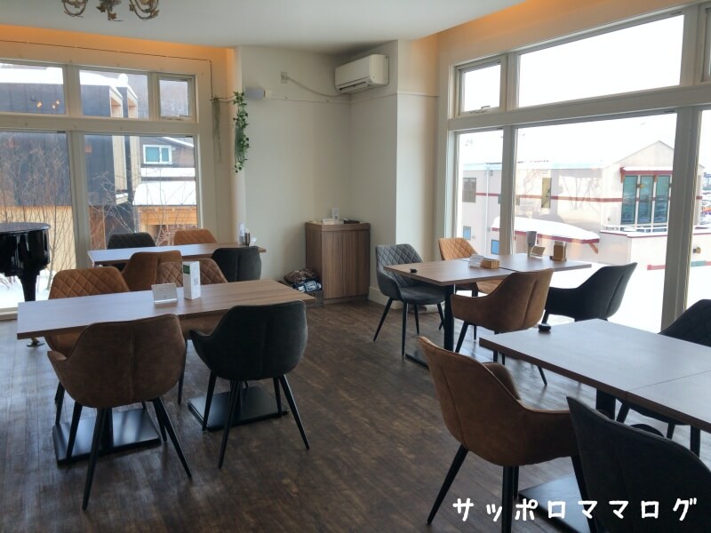 札幌カフェオレンジテーブル席